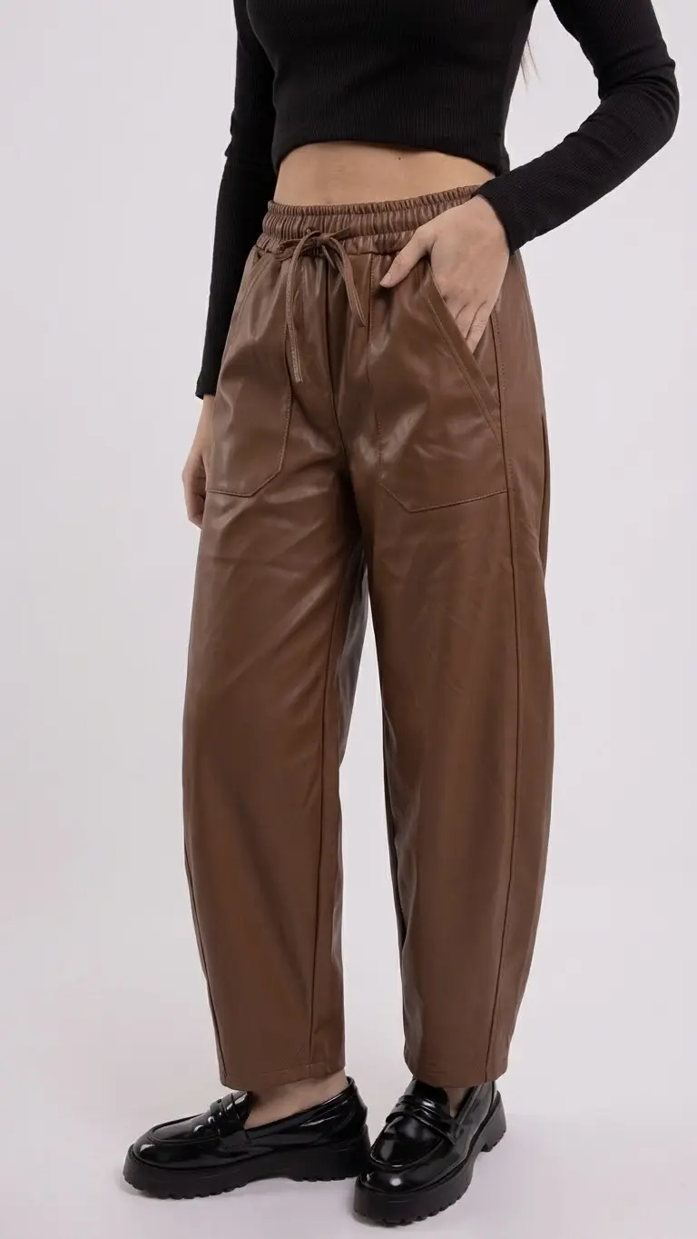 Pantalon en similicuir barrel coutures verticales devant taille froncée élastiquée lien de serrage 2 grandes poches plaquées à l'avant