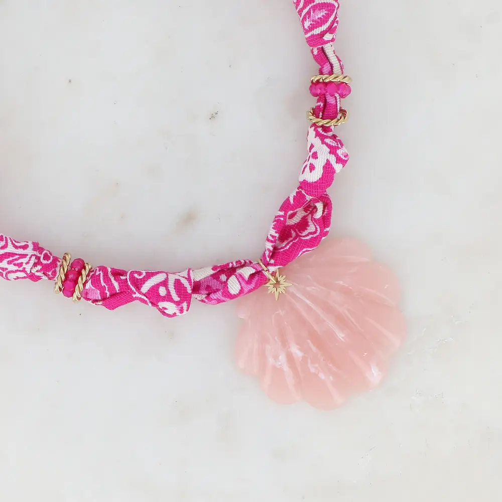 Collier ruban Liberty avec anneaux torsadés, pâtes de verre, soleil et coquillage en résine