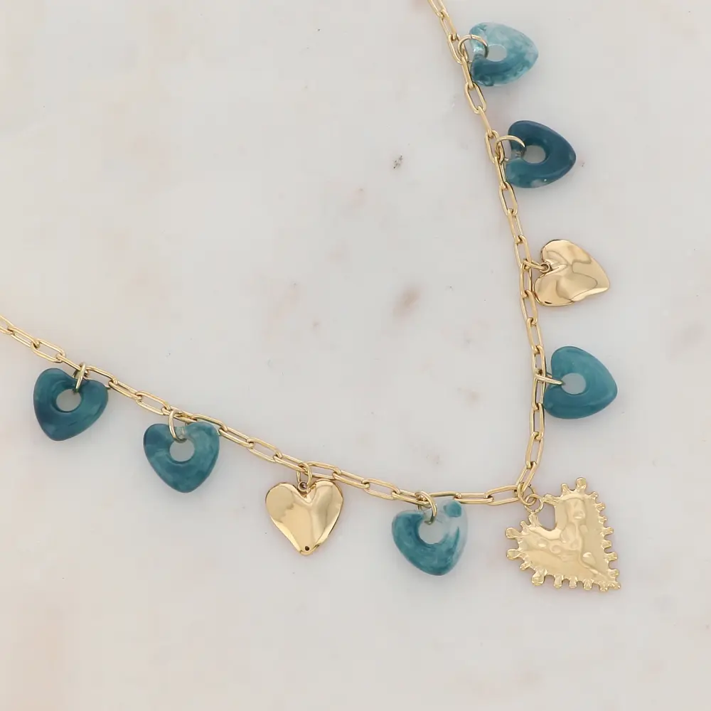 Collier en maille avec cœurs en résine et en acier