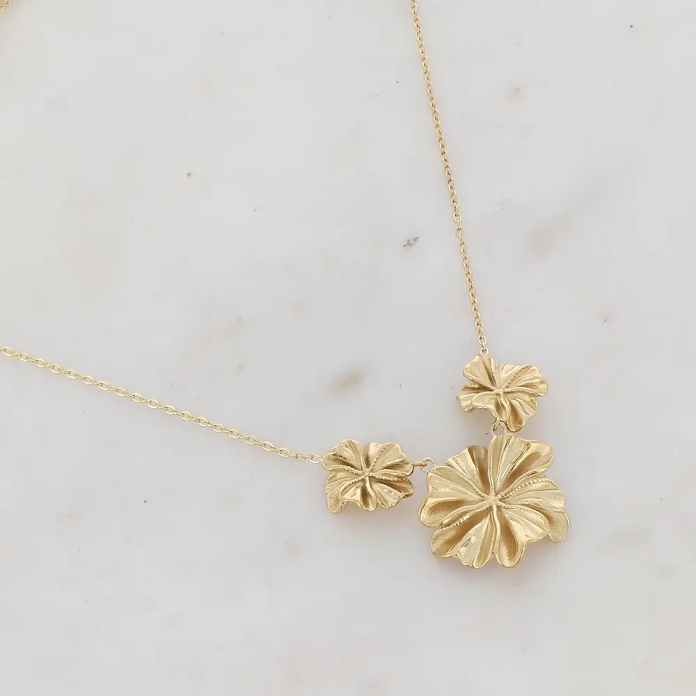 Collier avec trois fleurs texturées