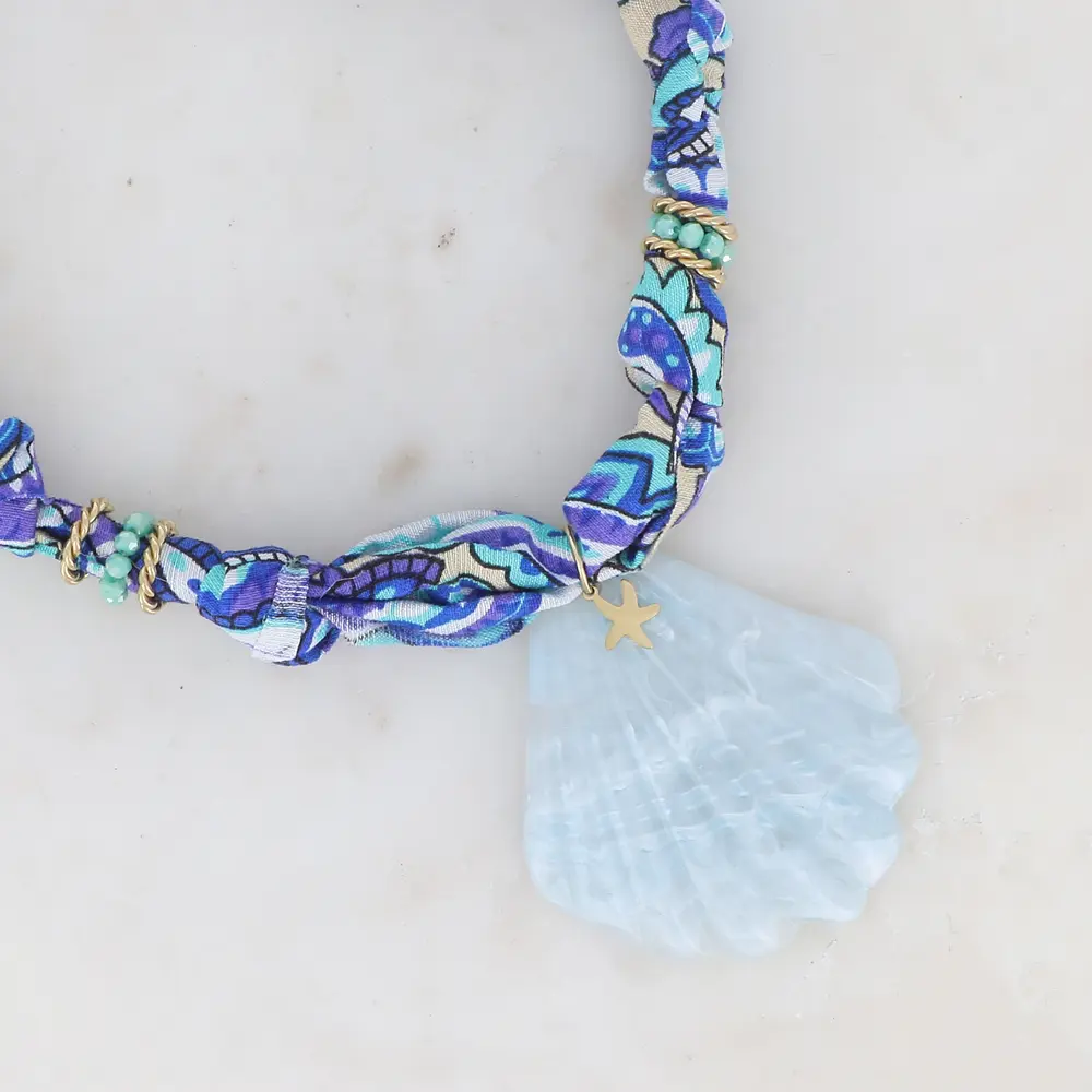 Collier ruban Liberty avec anneaux torsadés, pâtes de verre, étoile de mer et coquillage en résine