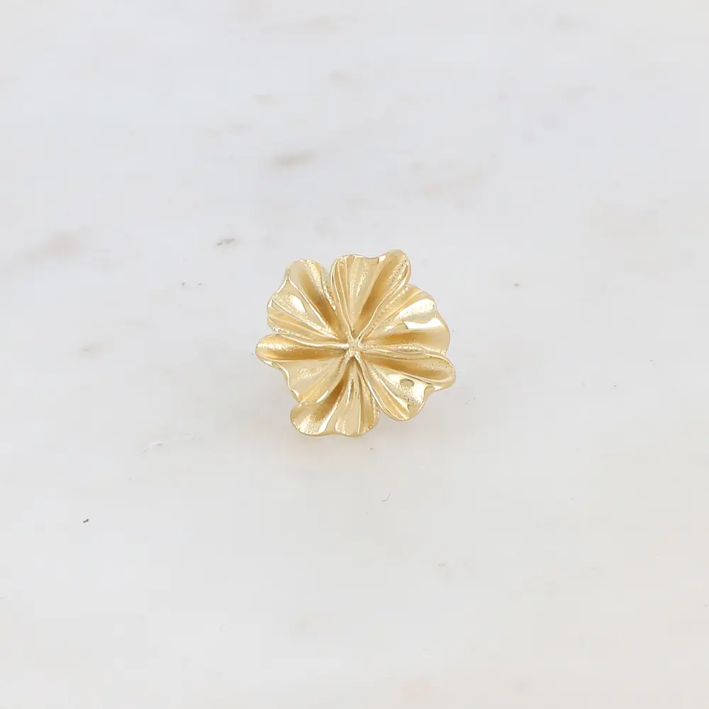 Bague avec fleur texturée
