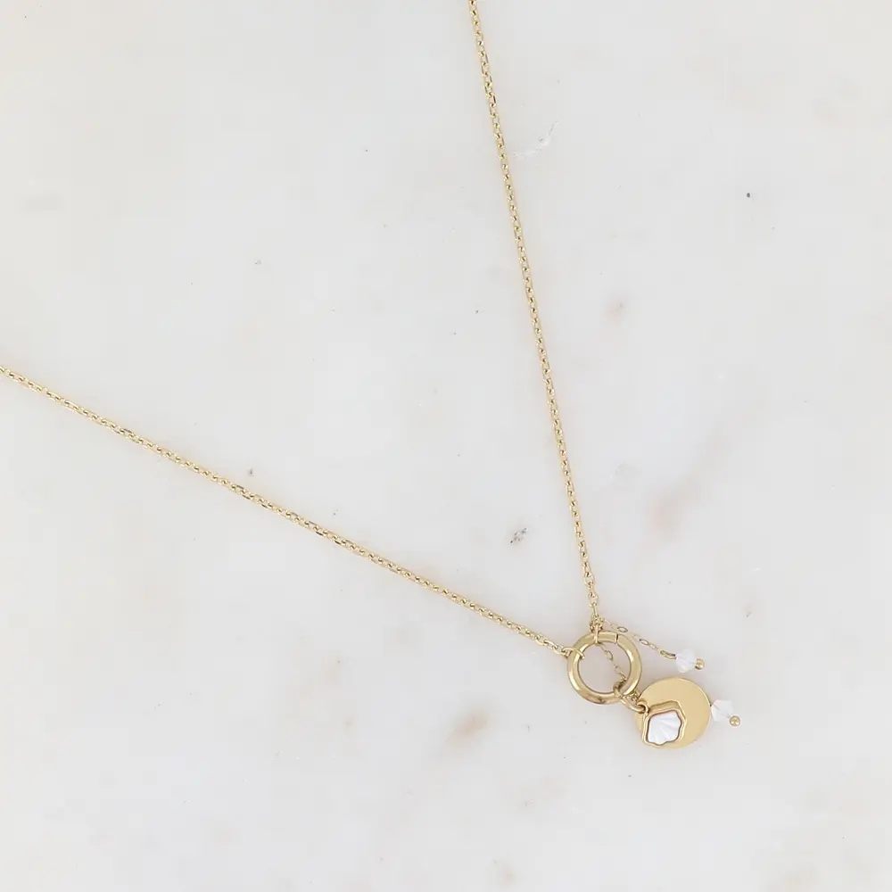Collier avec anneau rond, coquillage en nacre, chaînes tombantes et perles en pâtes de verre