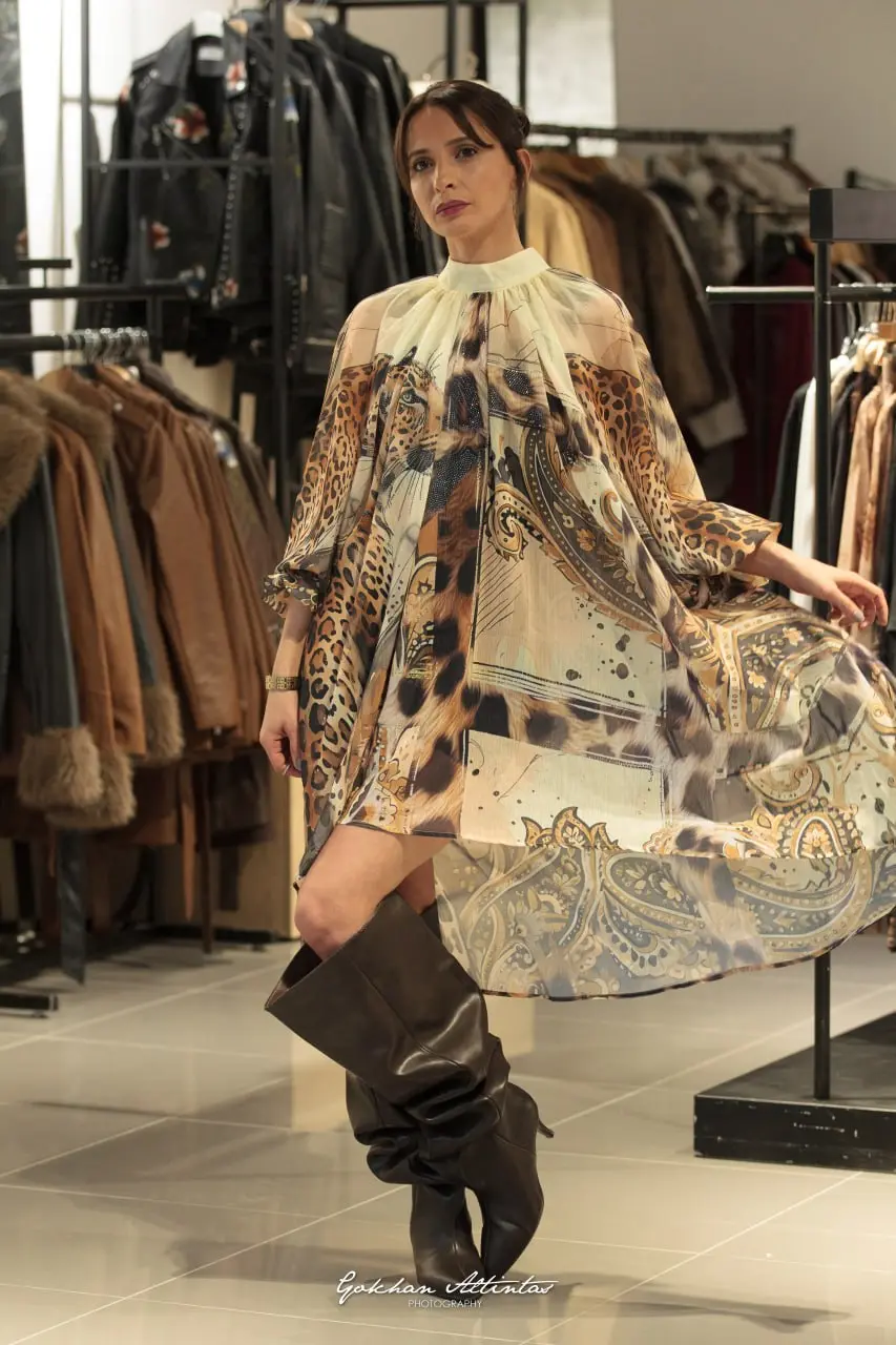 Asymmetrisches, fließendes Damenkleid mit Leoparden- und Barockmuster (V-0123-0203)