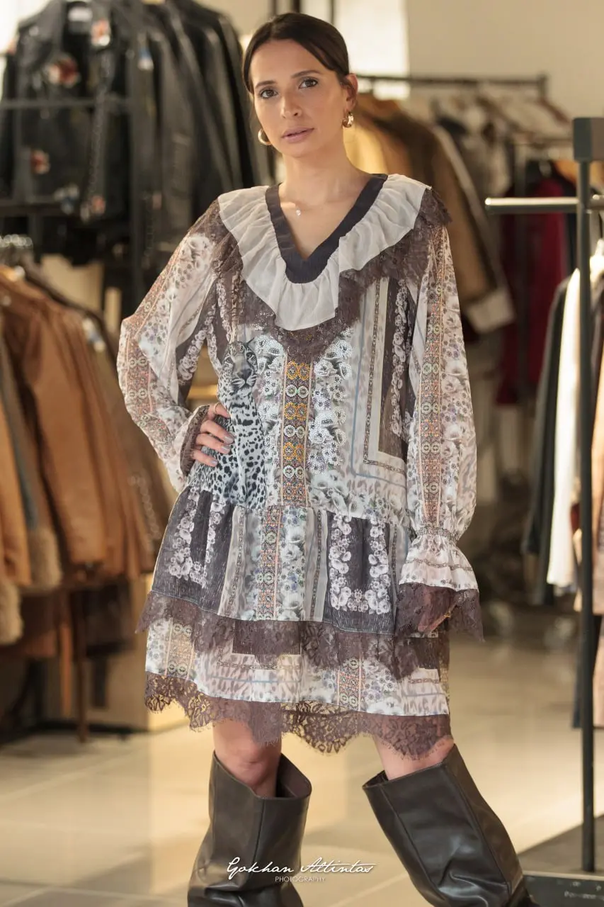 Kurzes Damenkleid mit Leopardenmuster, Rüschen und Spitze (V-0121-0112)