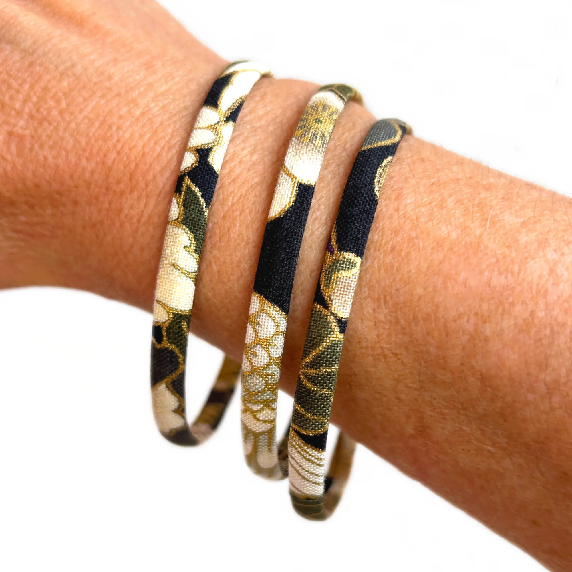 Bracelet plat en tissu Japonais – Grues et fleurs noir & or